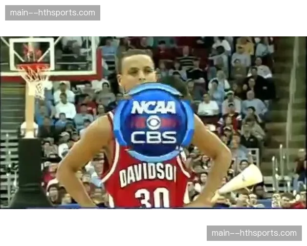 特写镜头：斯蒂芬·库里在暂停时与队友反复观看平板电脑上的防守片段